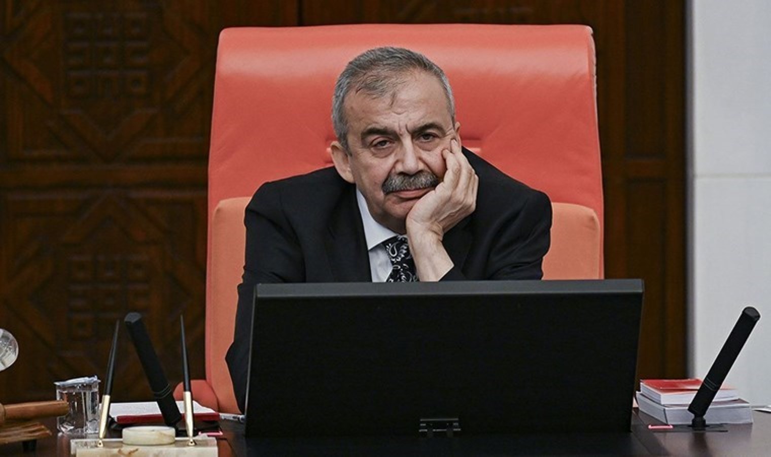 Kalp krizi geçiren Sırrı Süreyya Önder hastanede… DEM Parti Sözcüsü Ayşegül Doğan: ‘Ameliyat henüz tamamlanmadı’