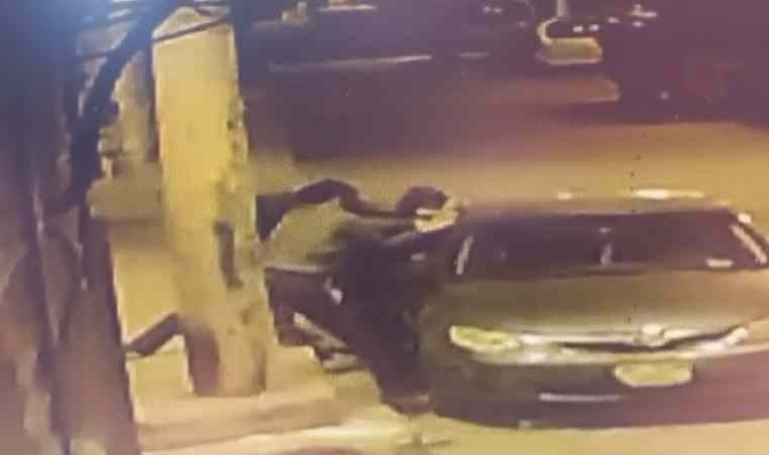 Kameralara yansıdı: Park halindeki aracın camını kırdılar