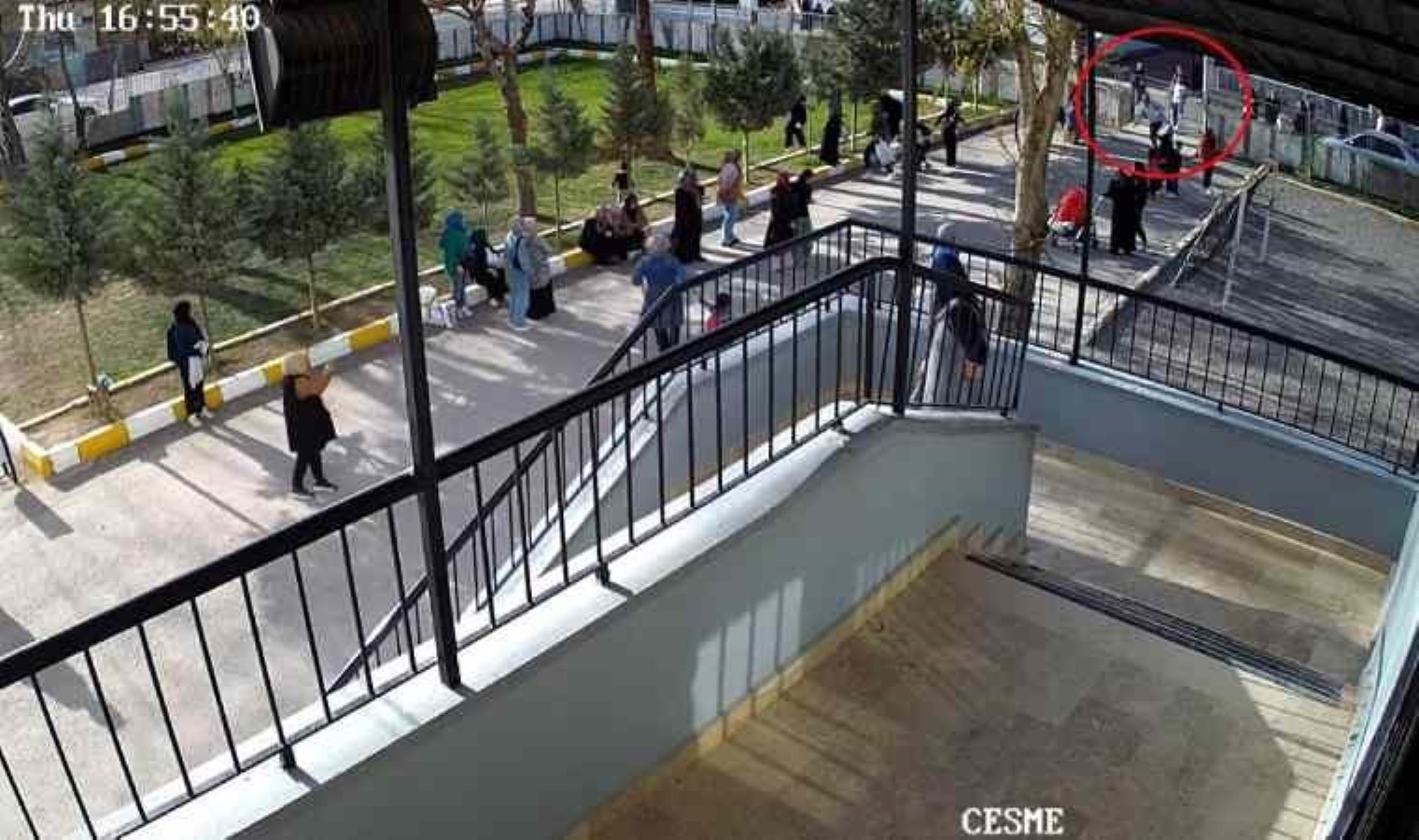 Kameraya yansıdı… Okul müdürüne yumruklu saldırı!