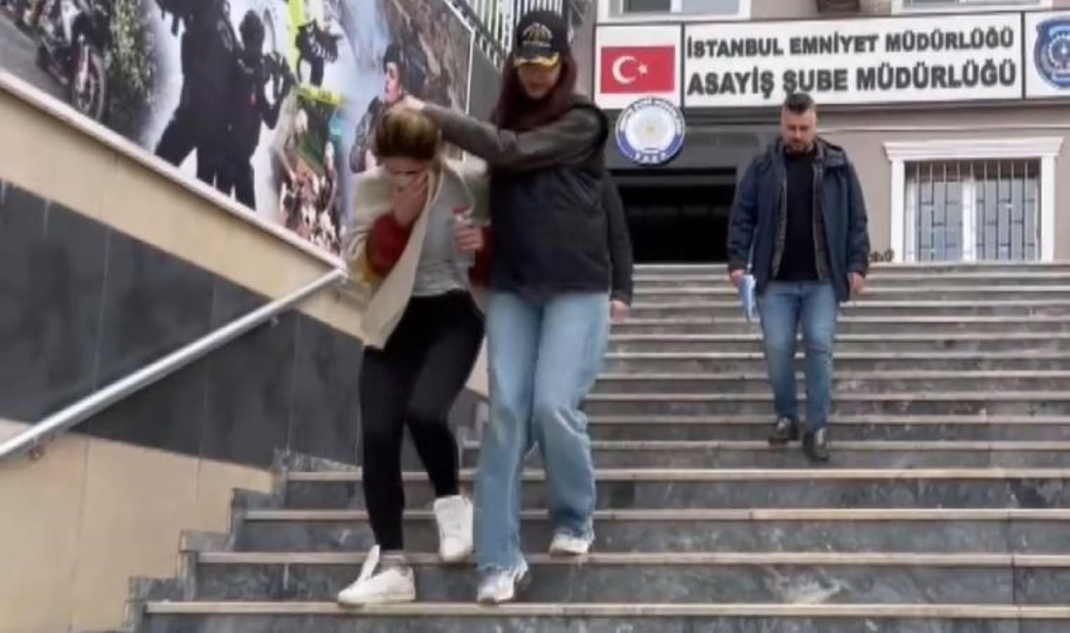 Kapalıçarşı’da kuyumcudan altın bilezik çaldı: 81. hırsızlığında yakalandı!