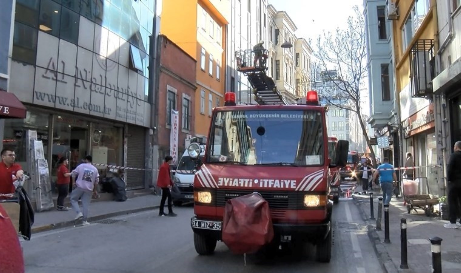 Karaköy’de ayakkabı deposunda yangın!