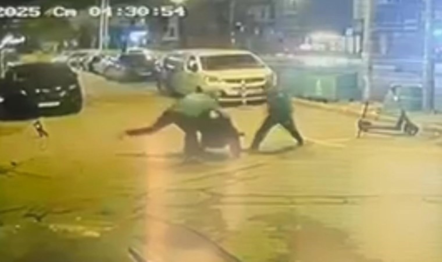 Karaköy’de dehşet anladı: Fırın çalışanının önünü kesip, tekme tokat darbettiler!