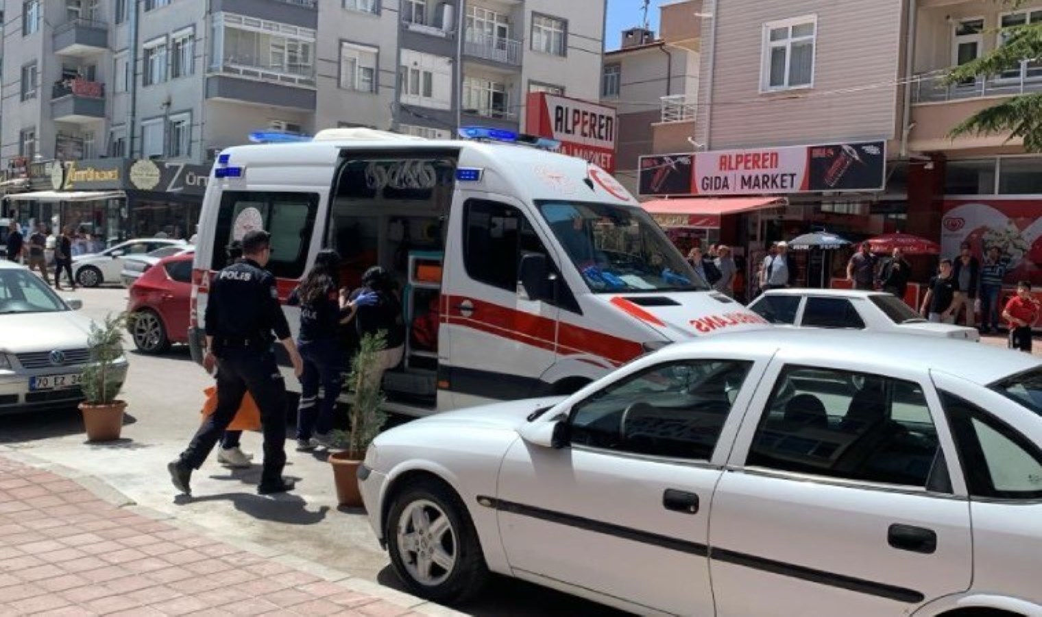 Karaman’da bir şahıs hamile eşini bıçakla rehin aldı: