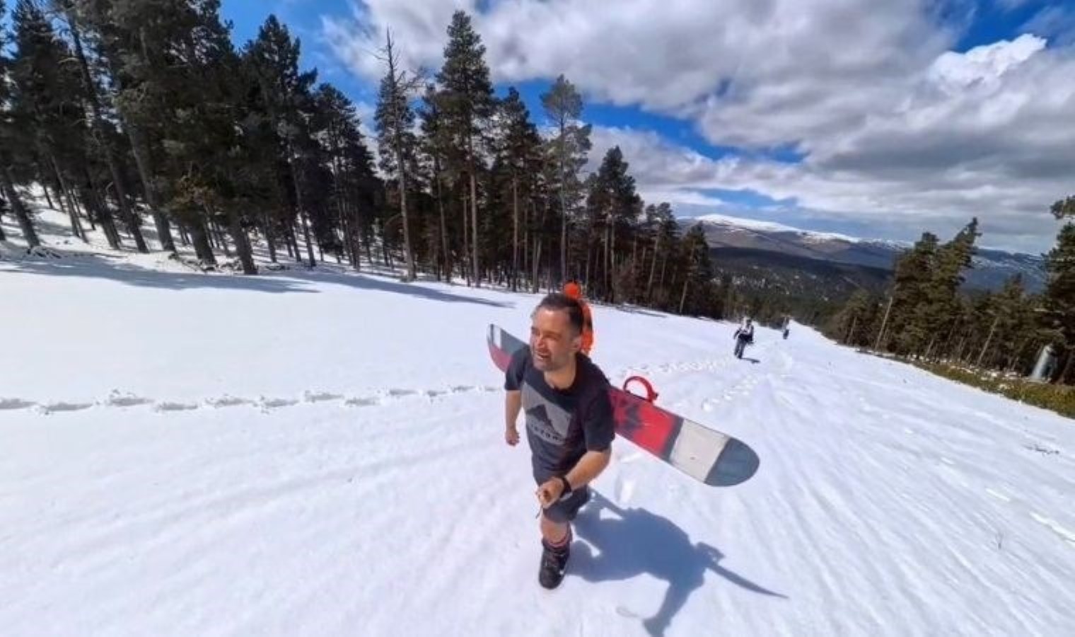 Kars’ta bahar ortasında snowboard keyfi