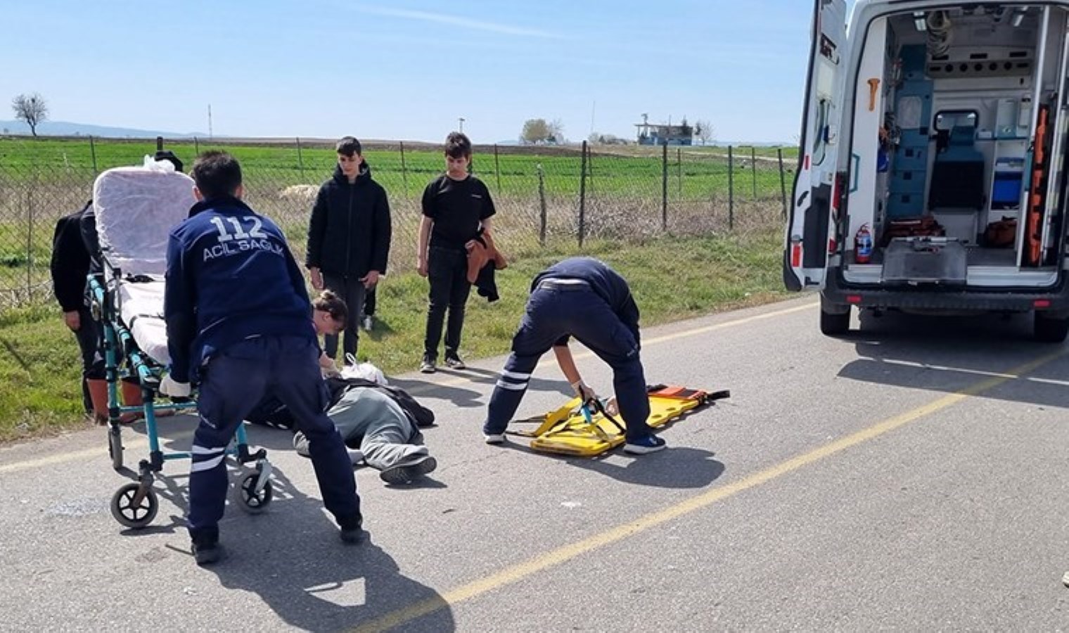 ‘Kasksız’ motosiklet sürücüsü, tankere çarptı: Ağır yaralandı!