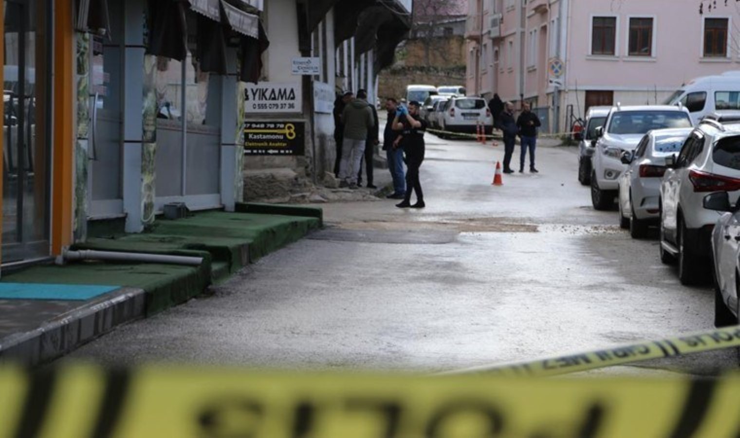 Kastamonu’da apartmanın içerisine el bombası bırakıp, kaçtılar