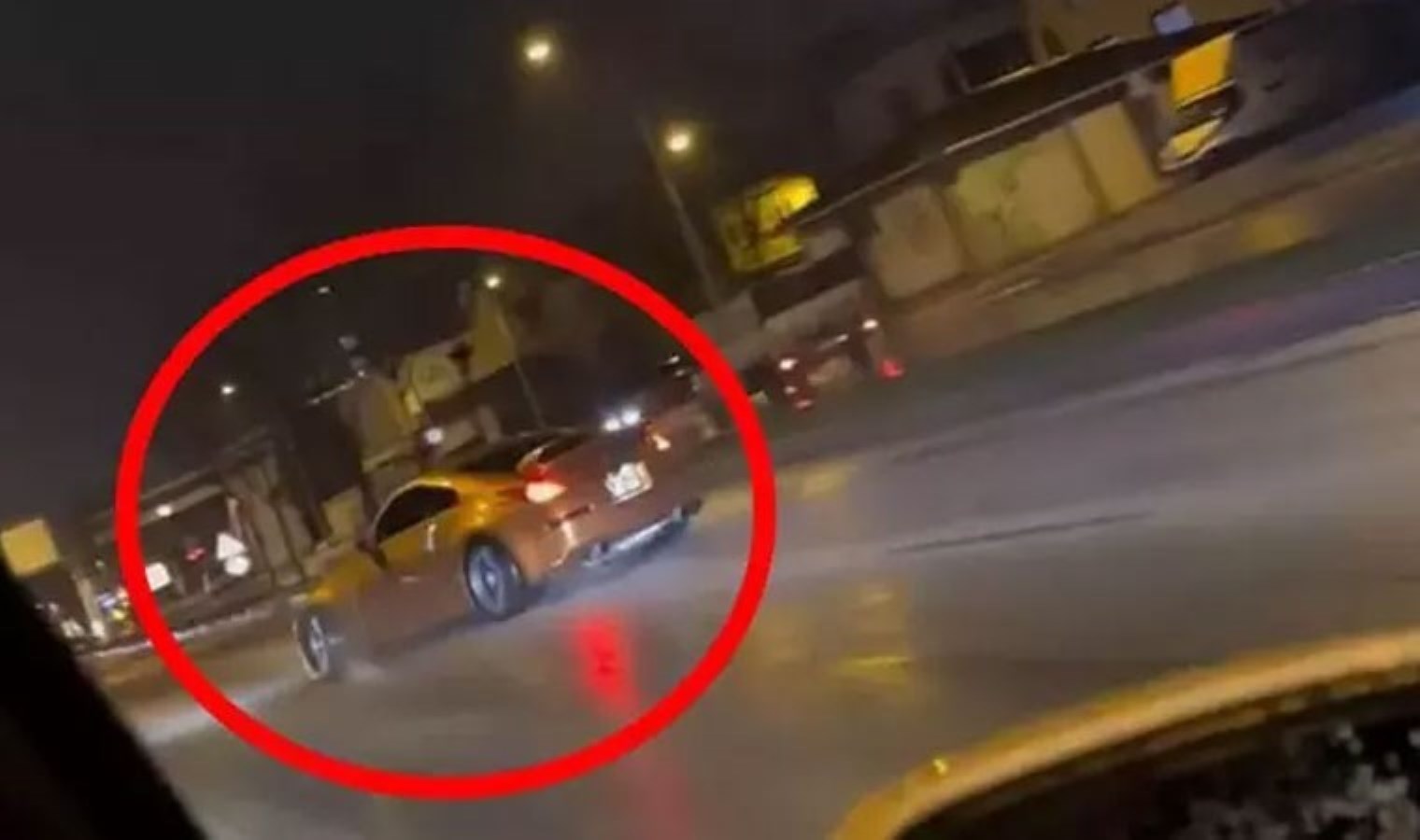 Kayganlaşan yolda tehlike saçtı! Bursa’da drift atan sürücü kamerada