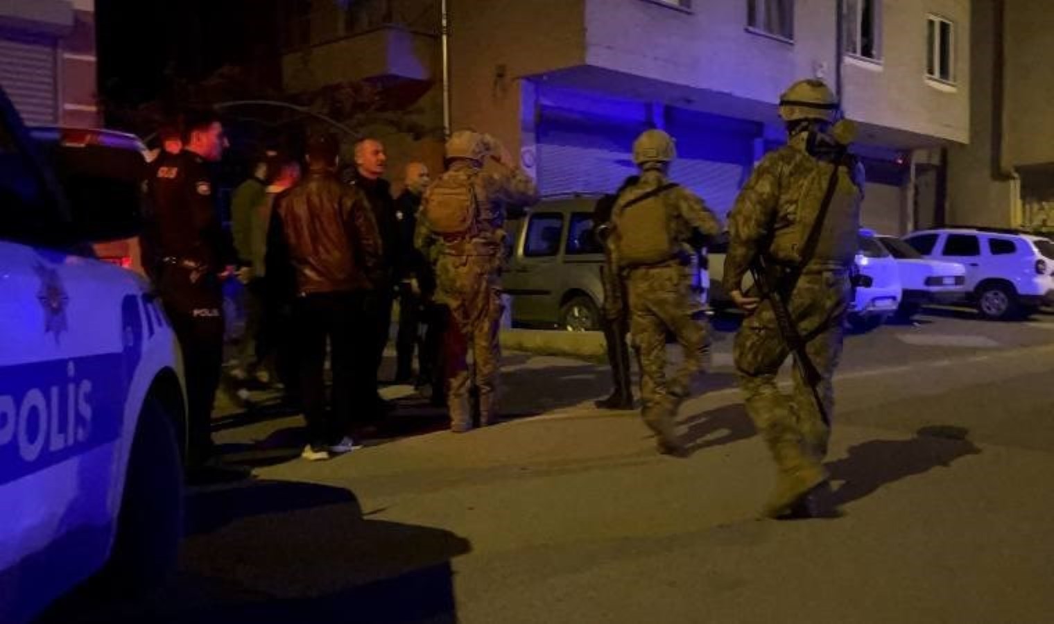 Kayseri’de panik anları… Balkondan tüfekle ateş açıp, kendini eve kilitledi!