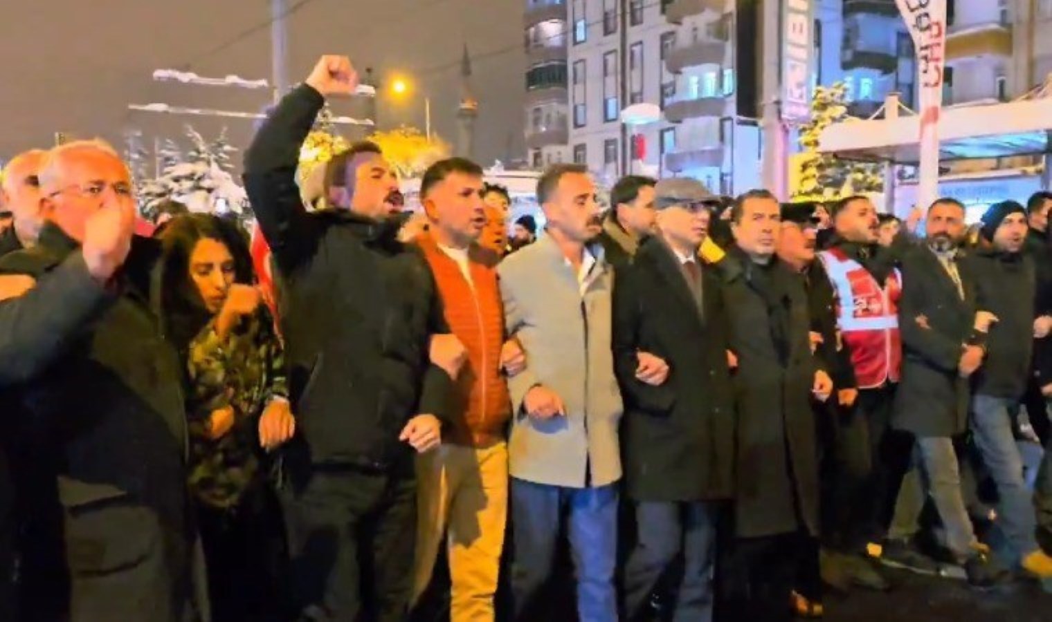 Kayseri’de yurttaşlar kar yağışına aldırış etmeden İmamoğlu için yürüdü