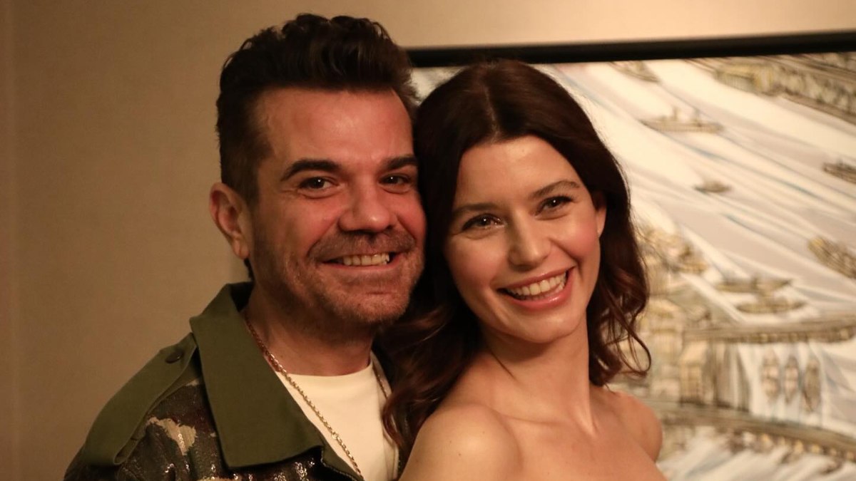 Kenan Doğulu’dan dudak dudağa poz! Eşi Beren Saat’in doğum gününü kutladı