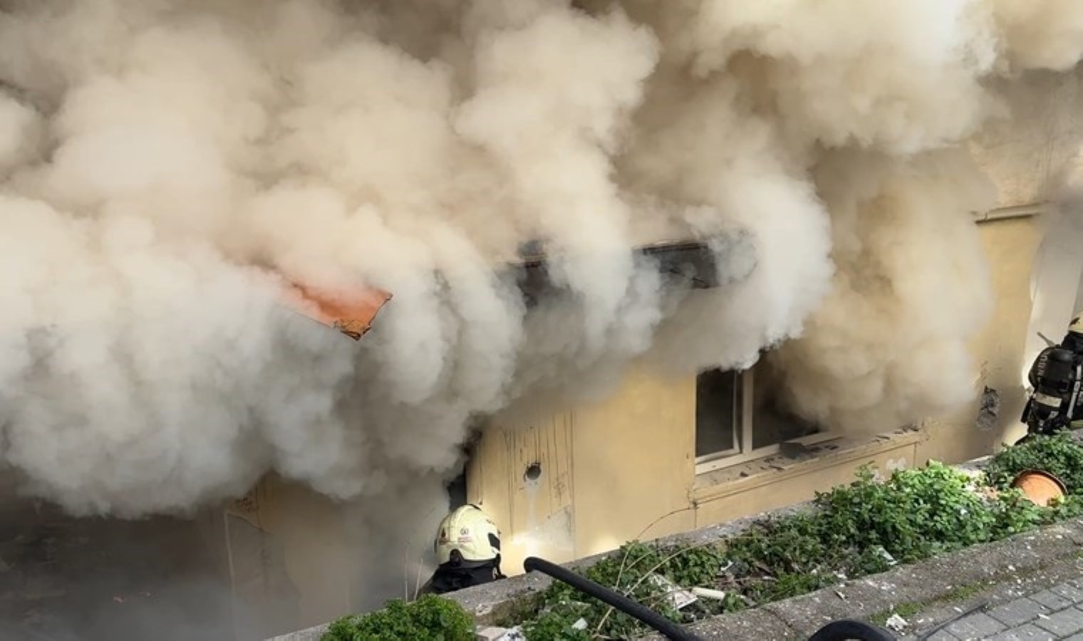 Kentsel dönüşüm kapsamında boşaltılan binada yangın çıktı