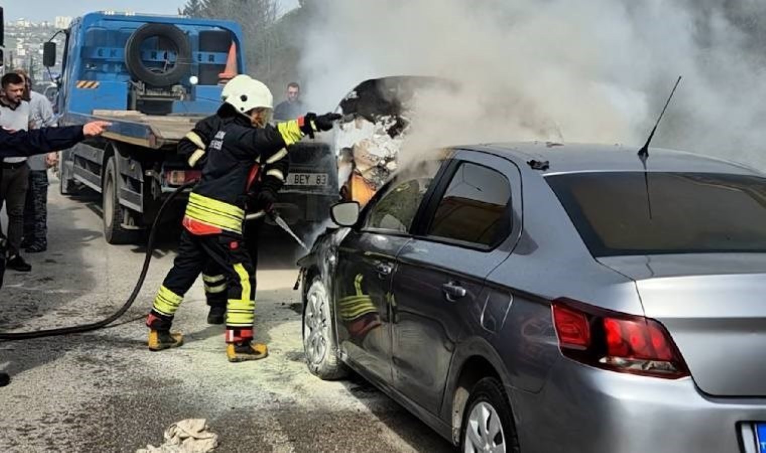 Kiraladığı araç seyir halinde alev aldı!