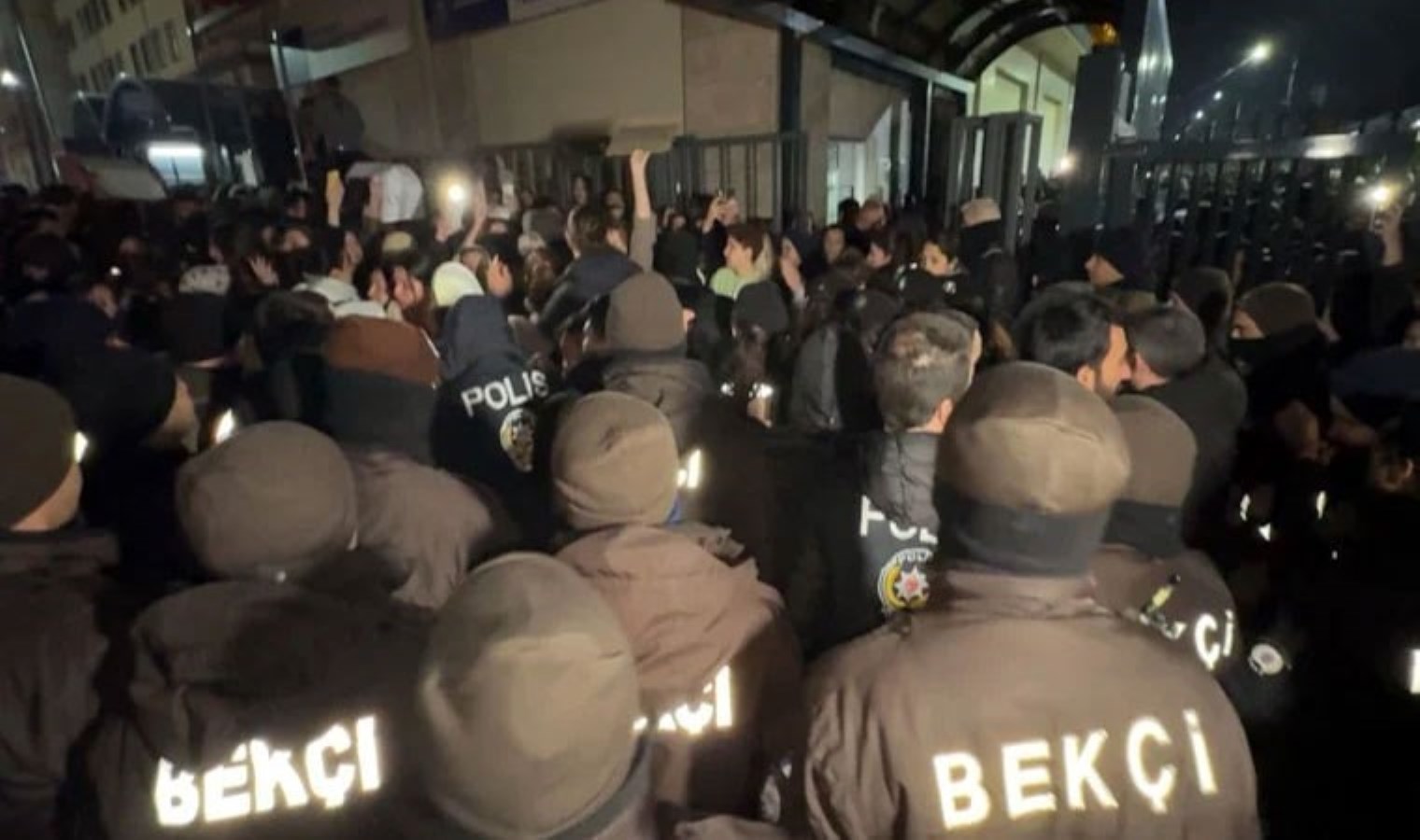 Kız öğrenci yurduna sızdı, odaları soydu, öğrencilere sarktı!