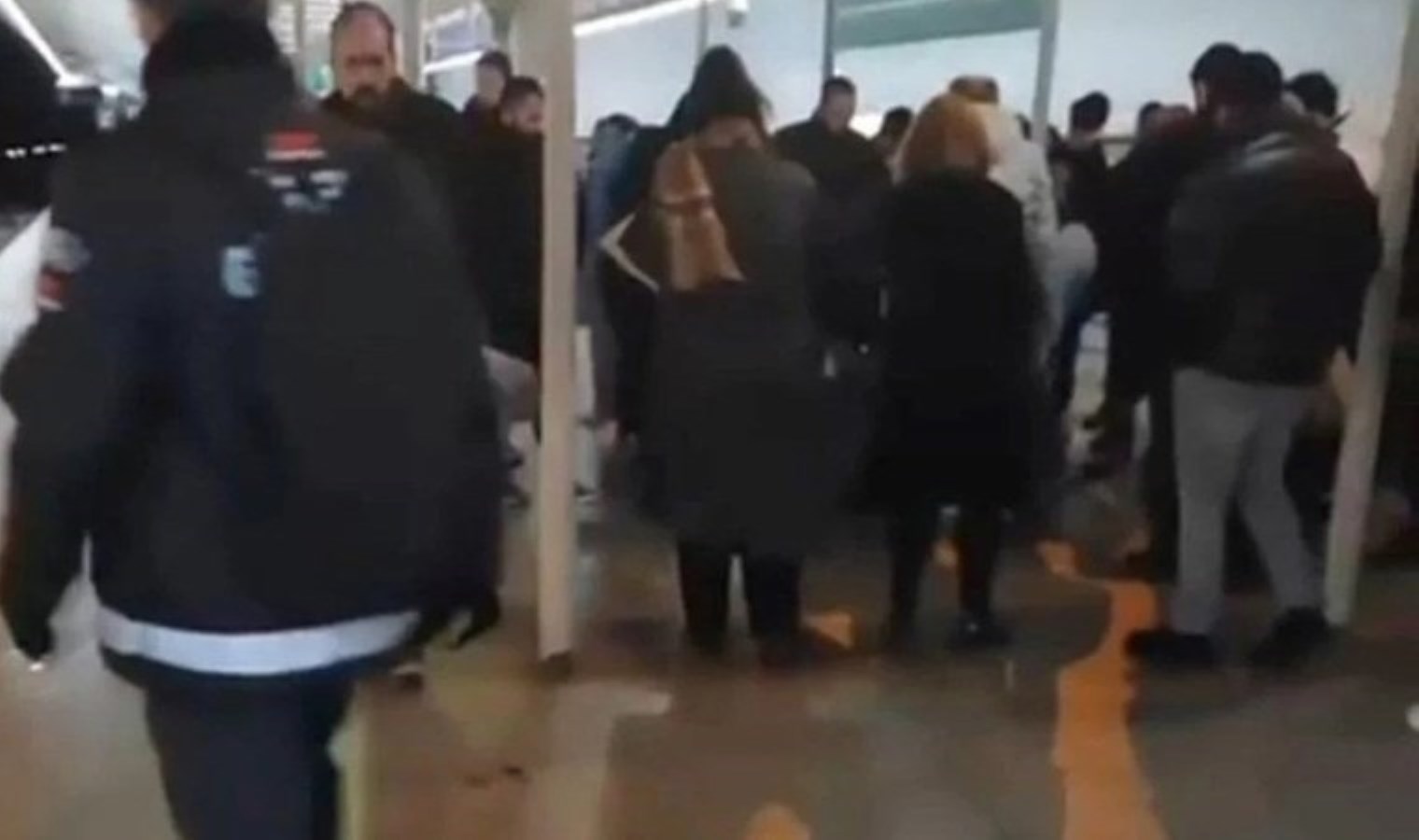 Kızılay metro istasyonu karıştı: İki kişi birbirine girdi!