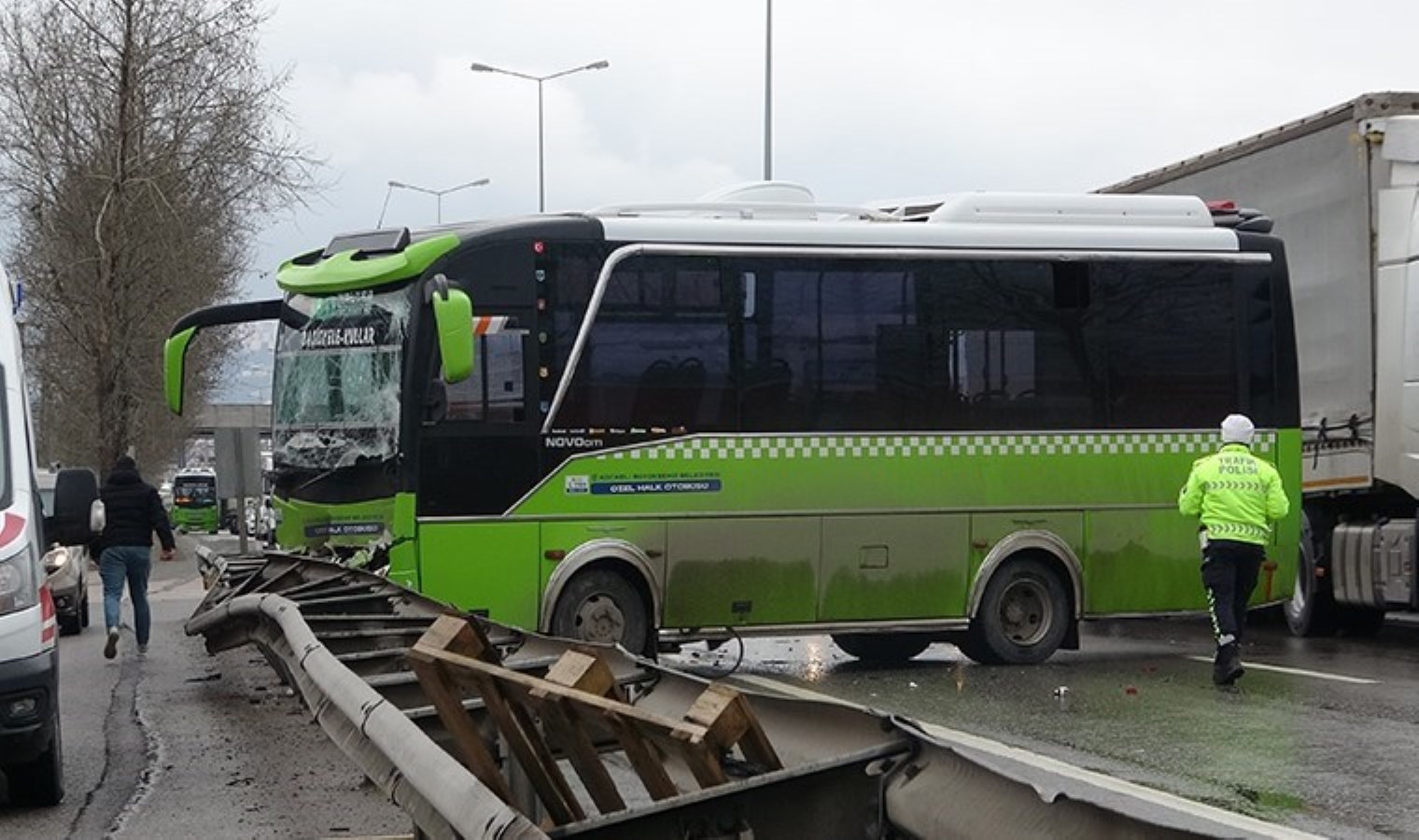 Kocaeli’de faciadan dönüldü! Özel halk otobüsü ile kamyonet çarpıştı: Yaralılar var…