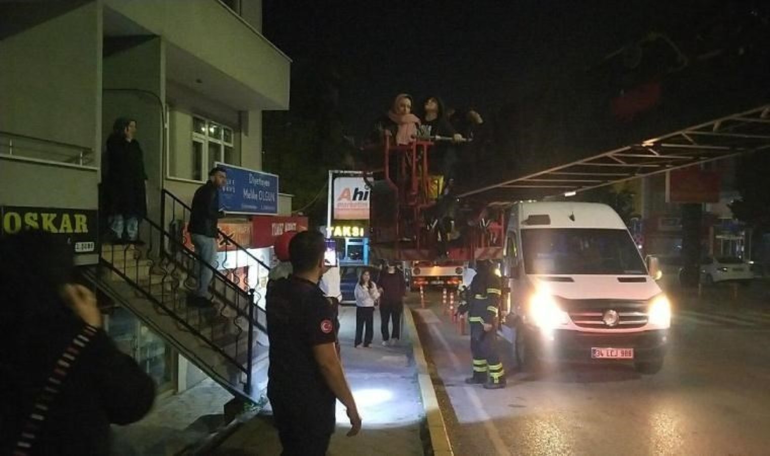 Kocaeli’nde binada korkutan yangın: 17 kişi kurtarıldı!