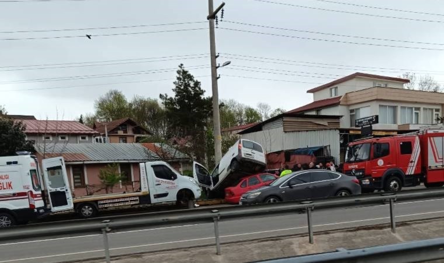 Kocaeli’nde bir araç tamirhane önündeki otomobile çarptı: Yaralılar var!