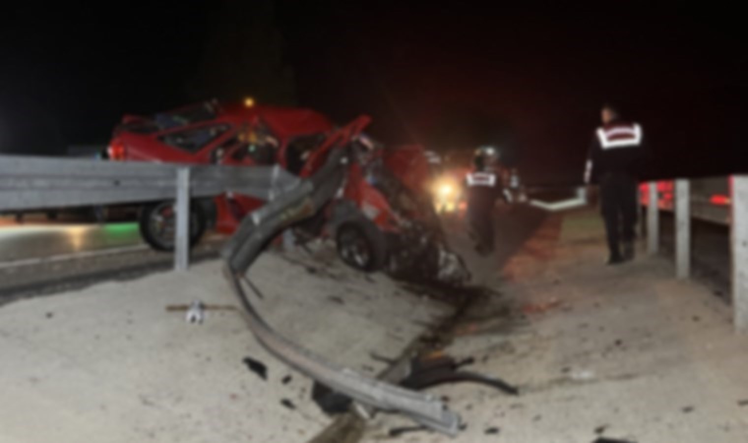 Kocaeli’nde korkunç kaza… Bariyerlere giren otomobil, iki kişiye mezar oldu!