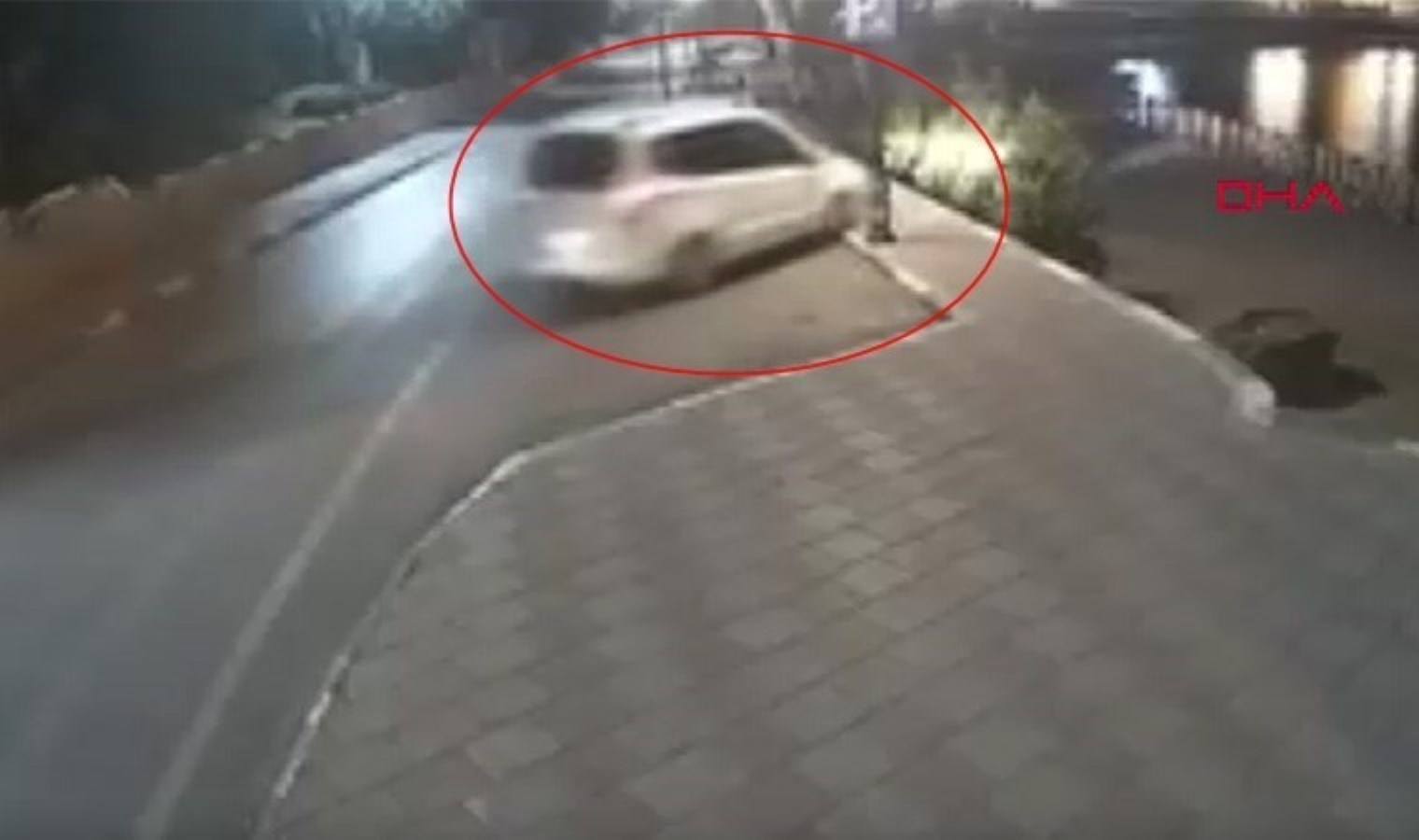 Kontrolden çıkan otomobil kaldırıma çarparak park alanına düştü