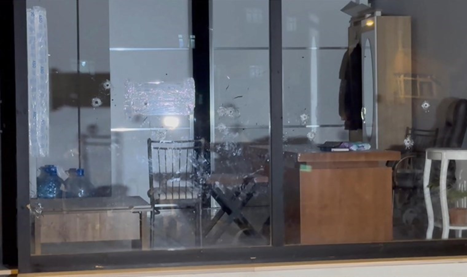 Küçükçekmece’de hareketli gece: İş yerine silahlı saldırı düzenlendi!