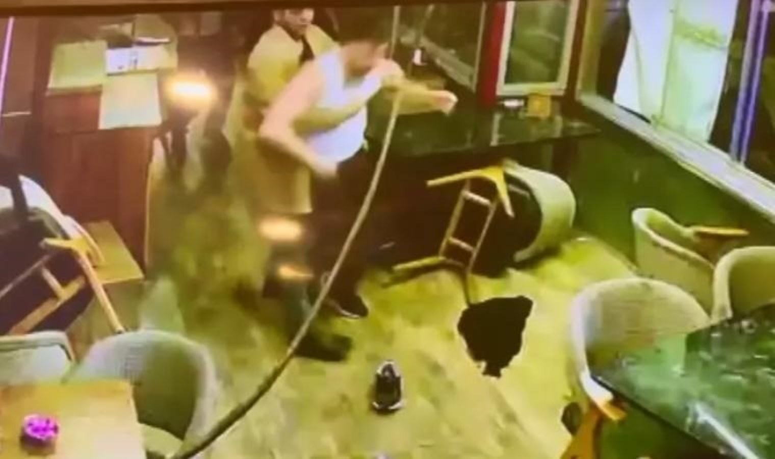 Küfürlü konuştukları için uyaran işletme sahibine saldırı