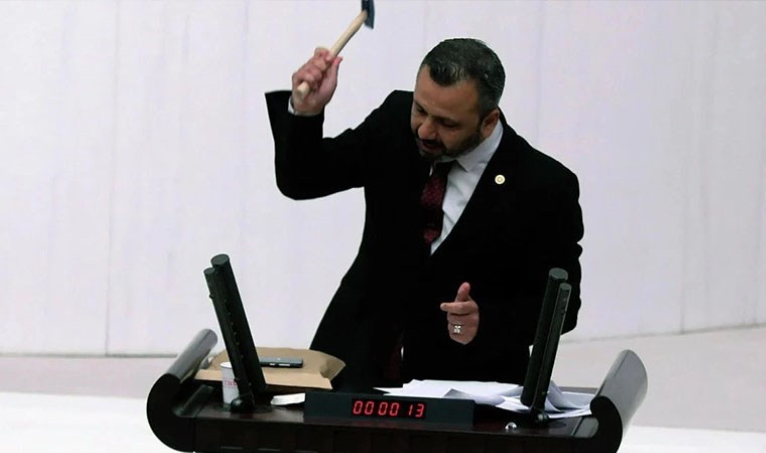 ‘Kürsüye zarar verdi’ gerekçesi: CHP’li Burak Erbay’a tazminat cezası