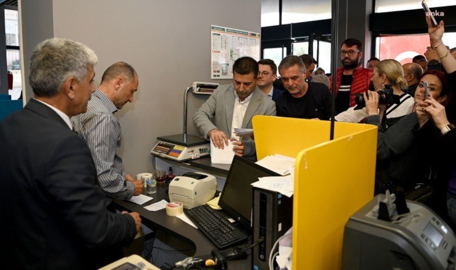 Kuşadası’nda yurttaşlar, Ekrem İmamoğlu’na dayanışma mektubu gönderdi