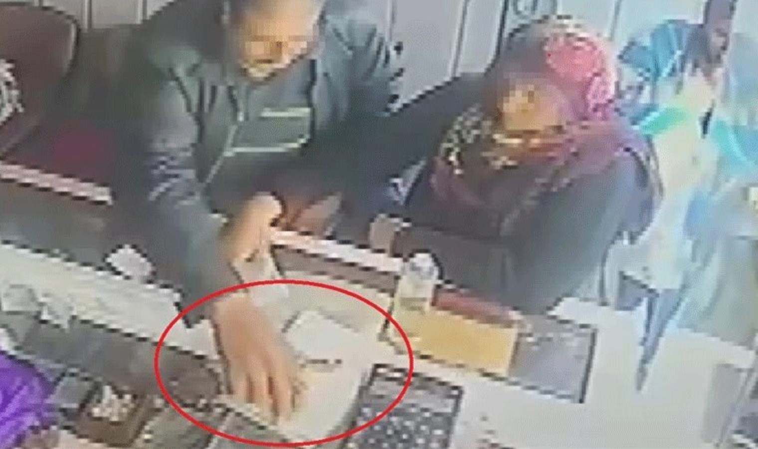 Kuyumcuda şoke eden soygun: Altın bakar gibi yaparken cebine attı!
