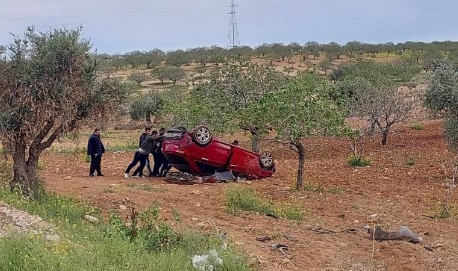 Lastiği patlayan araç fıstık bahçesine uçtu: Ölü ve yaralılar var!