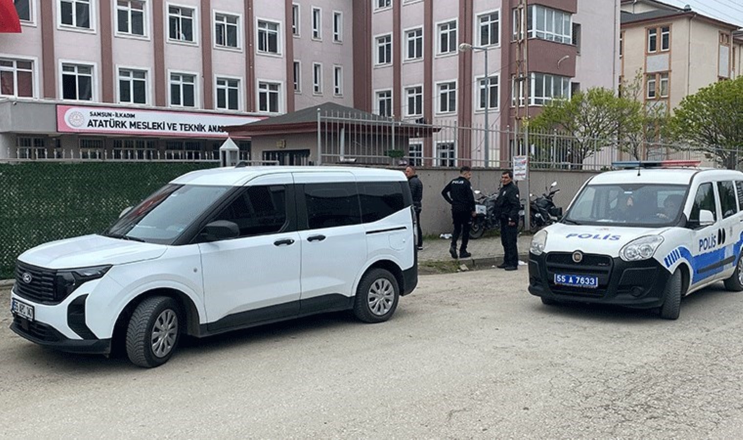 Lisede hareketli anlar: 16 yaşındaki iki çocuk öğretmeni darbetti!