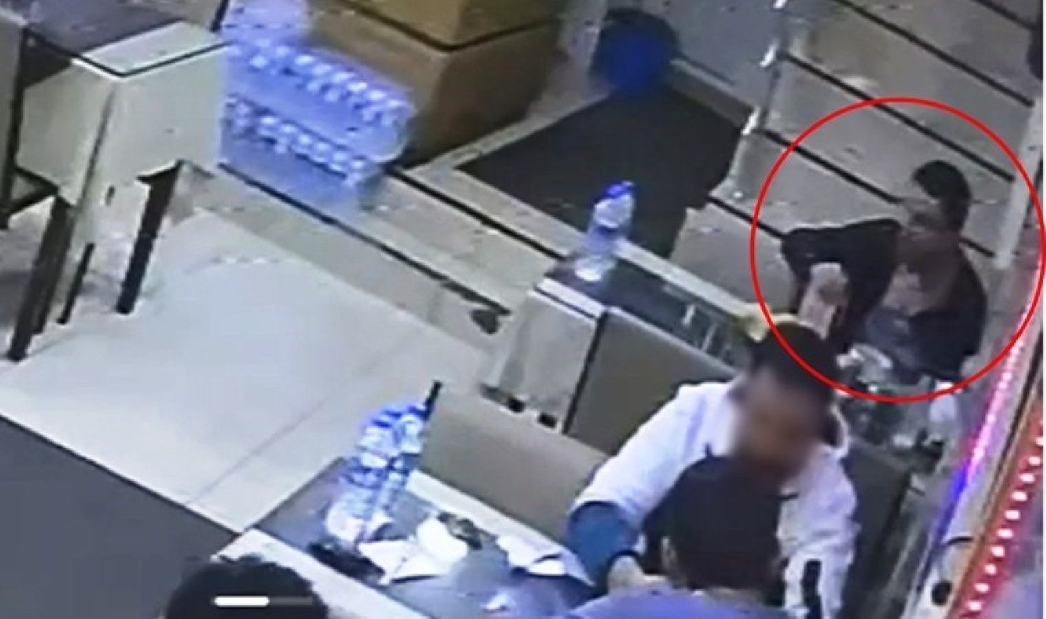 Lokantada akılalmaz anlar kamerada: Parayı ödememek için tabağa göğsünden kopardığı kılı koydu