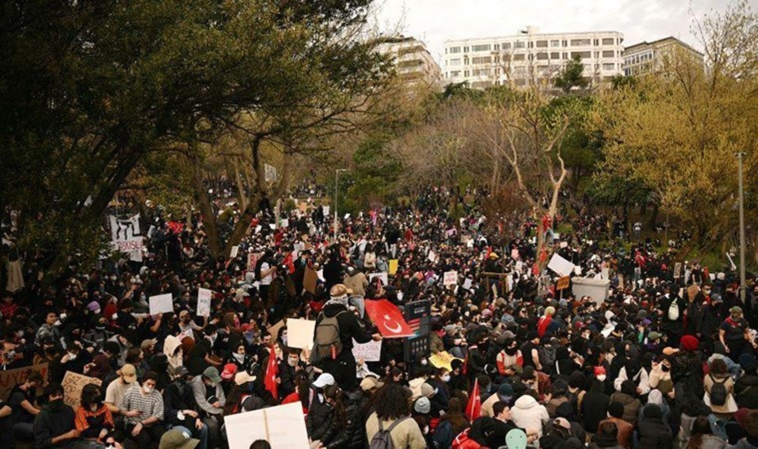 Maçka’da binlerce öğrenci toplandı: ‘Hiçbir partiyi desteklemiyoruz, özgürlük ve adalet istiyoruz’