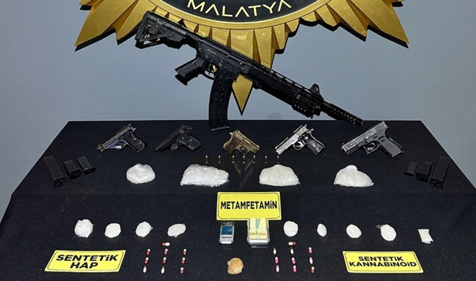 Malatya’da ‘torbacı’ baskını: Uyuşturucu ve silahlara el konuldu!