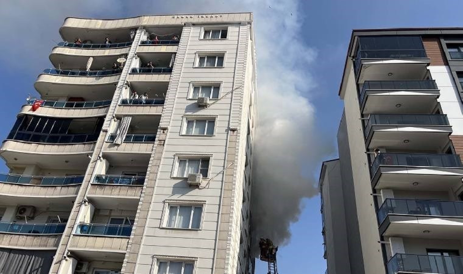 Manisa’da 7 katlı binada yangın: 6 kişi hastanelik oldu!