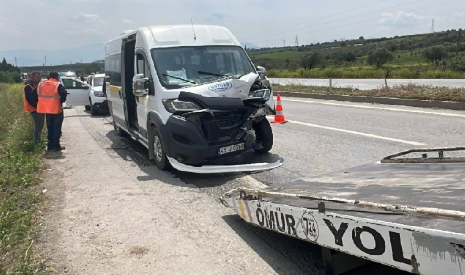 Manisa’da öğrenci servisleri çarpıştı: Yaralılar var!