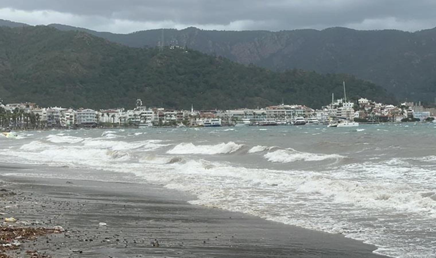 Marmaris’te fırtına ve sağanak: Yollar göle döndü, tekneler battı