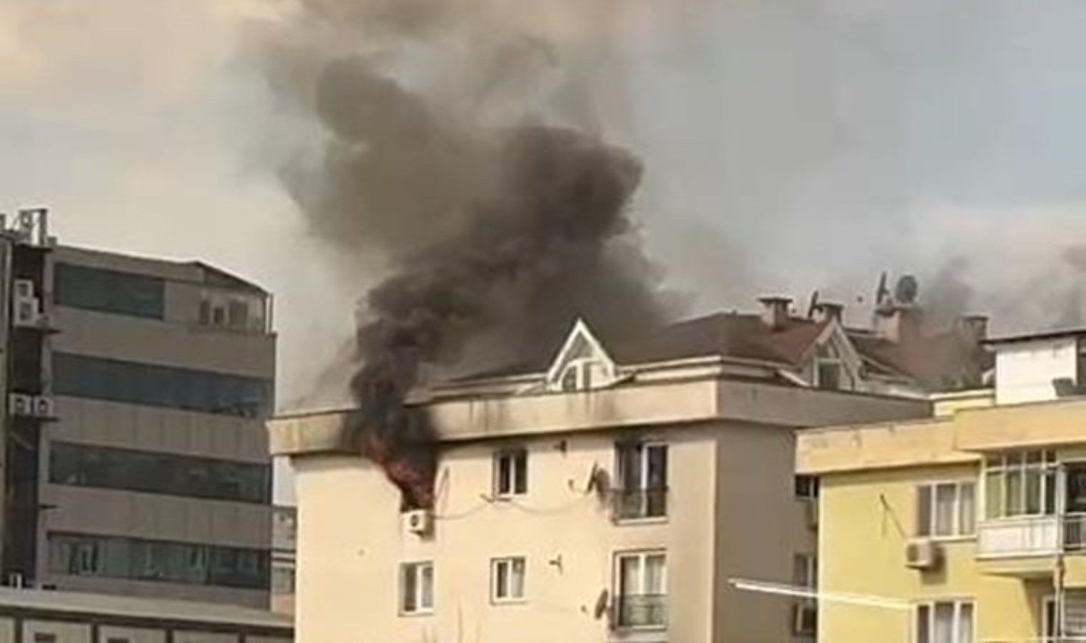 Mecidiyeköy’de 4 katlı binada yangın!