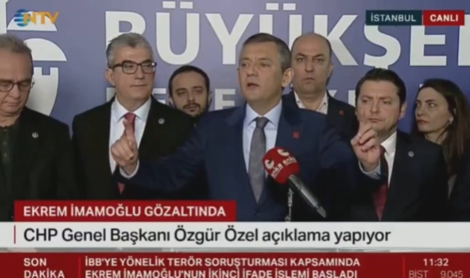 ‘Merkez medya’ eleştirisini kaldıramadılar… NTV, Özgür Özel konuşurken yayını kesti!