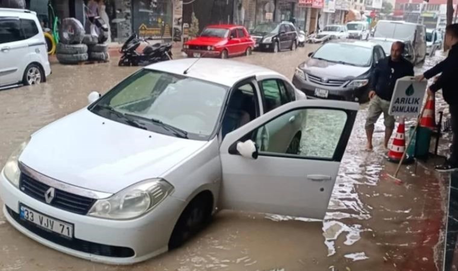 Mersin’de sağanak… Ev ve iş yerlerini su bastı