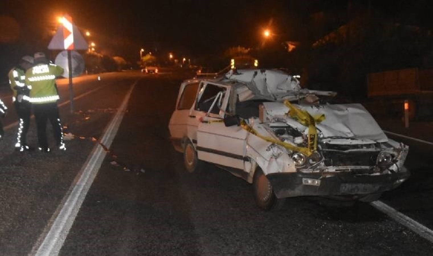 Mersin’de TIR’la çarpışan otomobilin sürücüsü kurtarılamadı!