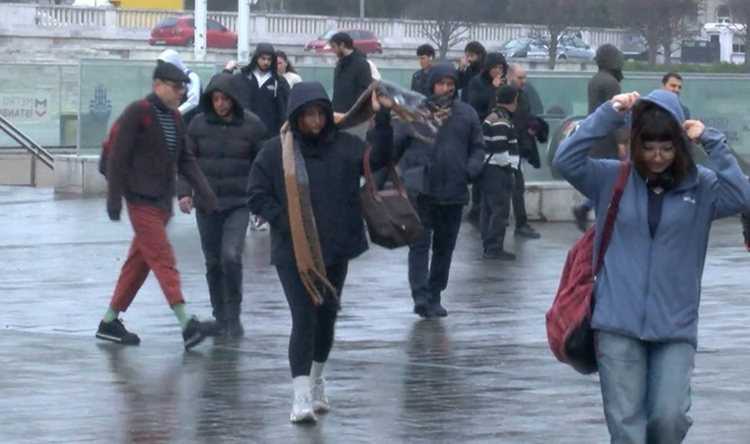 Meteoroloji uyarmıştı… İstanbul’da ‘yalancı bahar’ bitti: Hava bir günde ortalama 15 derece soğudu