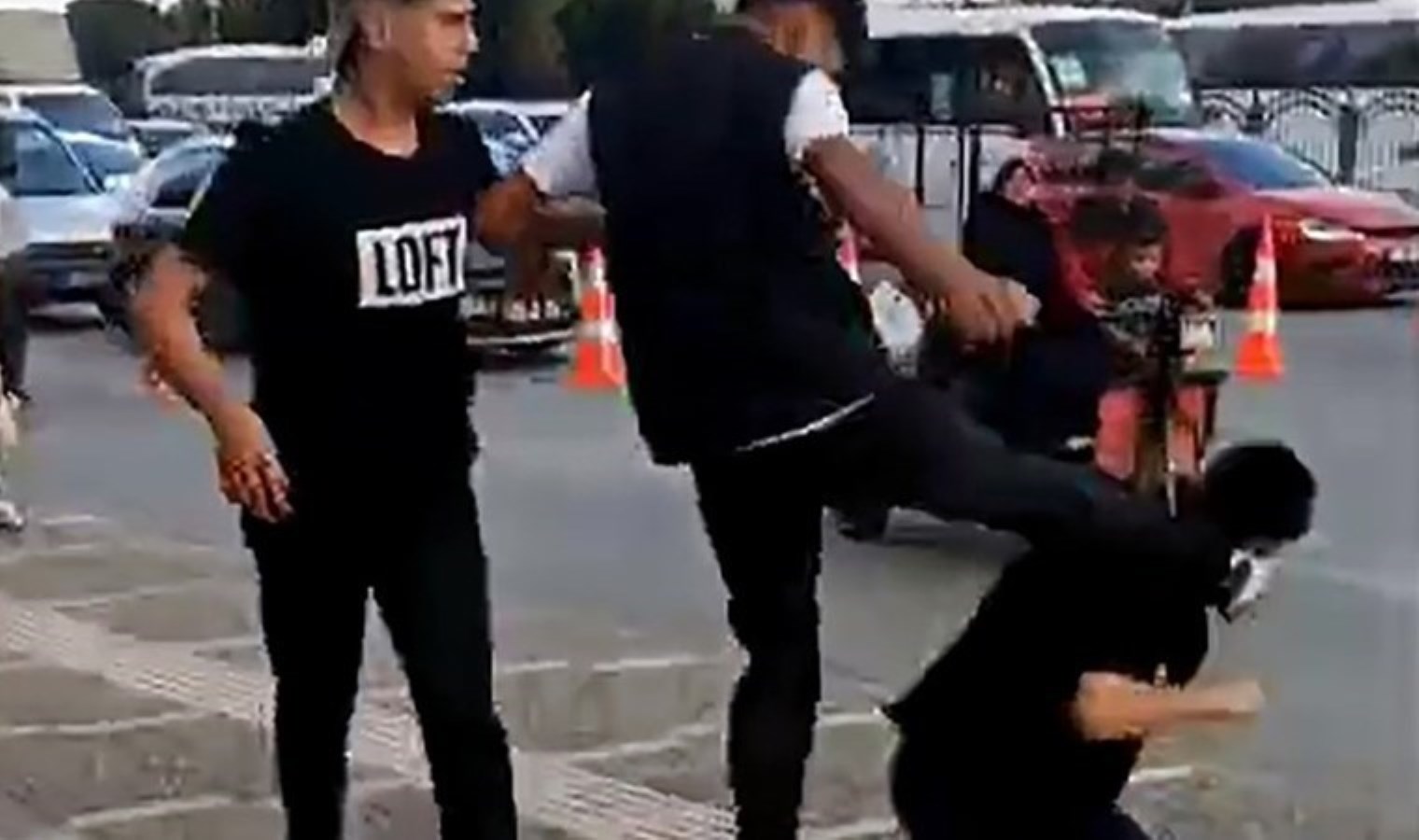 Muştalı ‘yan bakma’ kavgasında karar: 1 tutuklama, 3 ev hapsi cezası