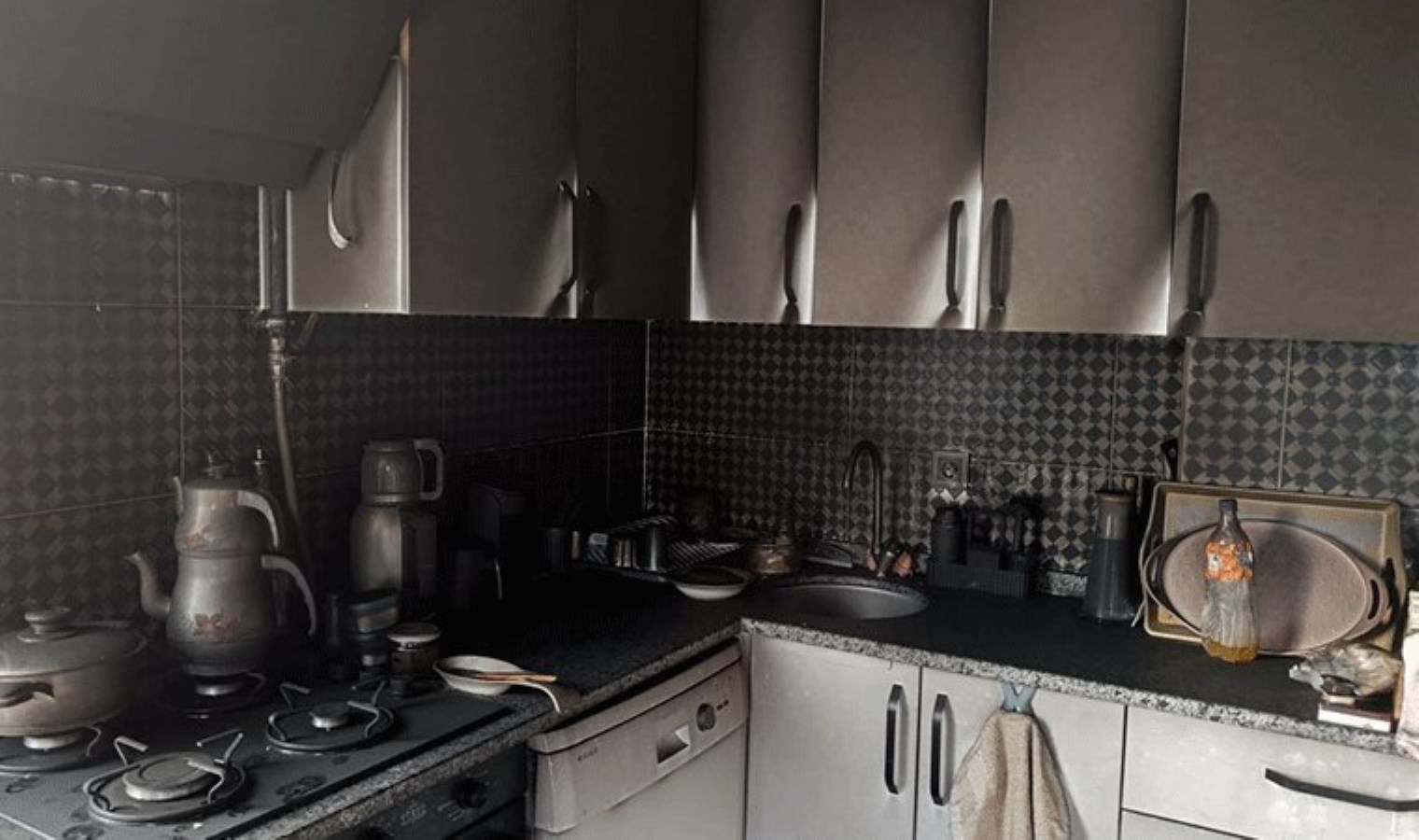 Müteahhide kızıp, evini ateşe verdi!