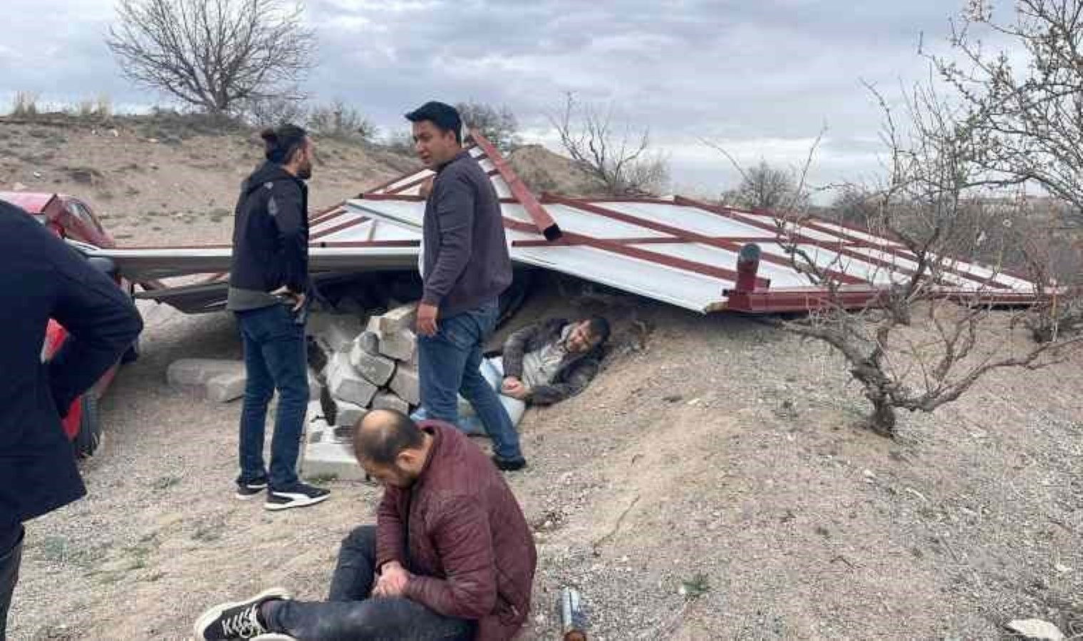Nevşehir’de kuvvetli rüzgar: Çatının altında kalan 2 kişi yaralandı