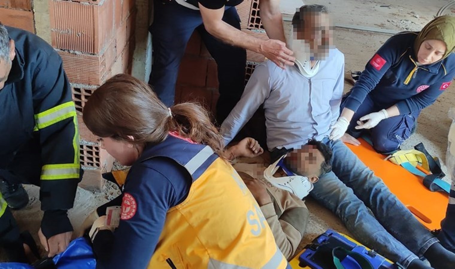 Nusaybin’de panik anları! Cami inşaatının iskelesi çöktü: 8 metreden düşen 2 işçi ağır yaralandı!