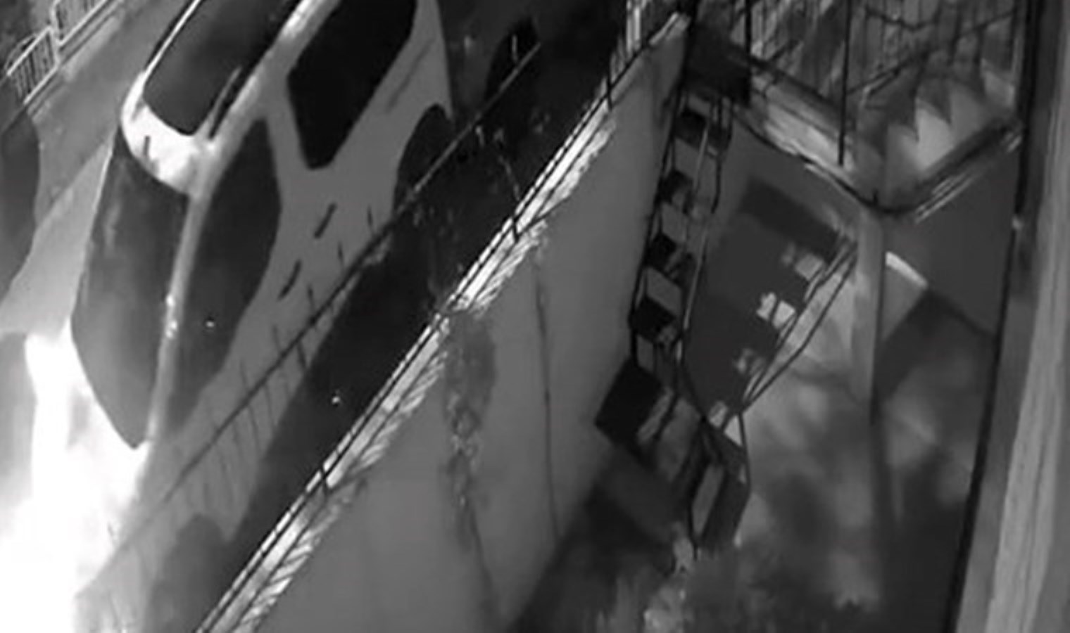 O anlar kamerada: Avcılar’da park halindeki 8 araca çarpıp kaçtı