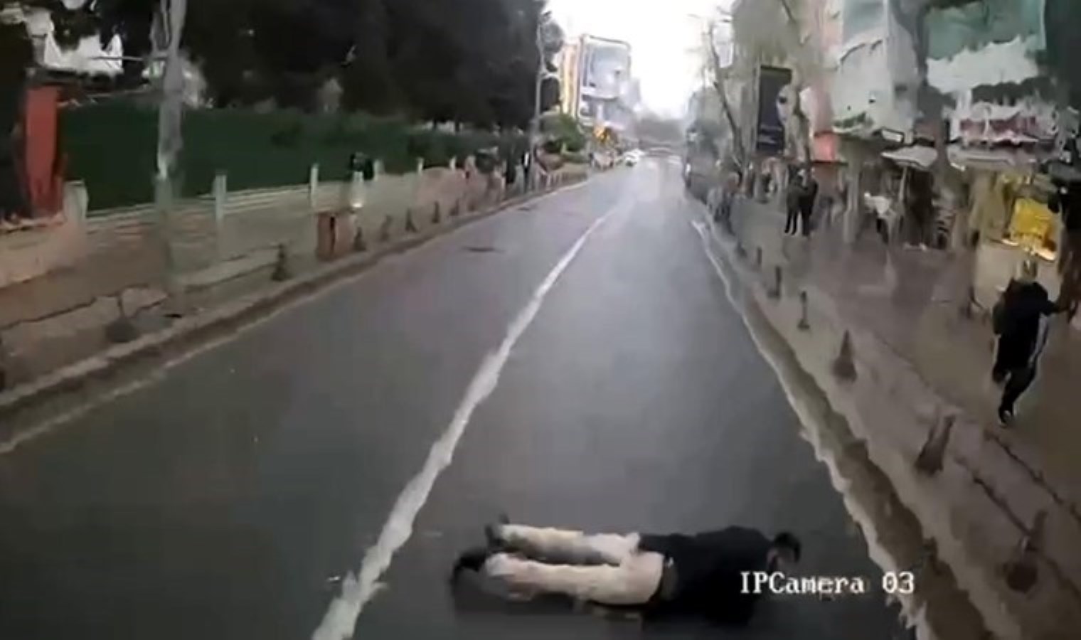 O anlar kamerada: Seyir halindeki otobüsün önüne yattı!