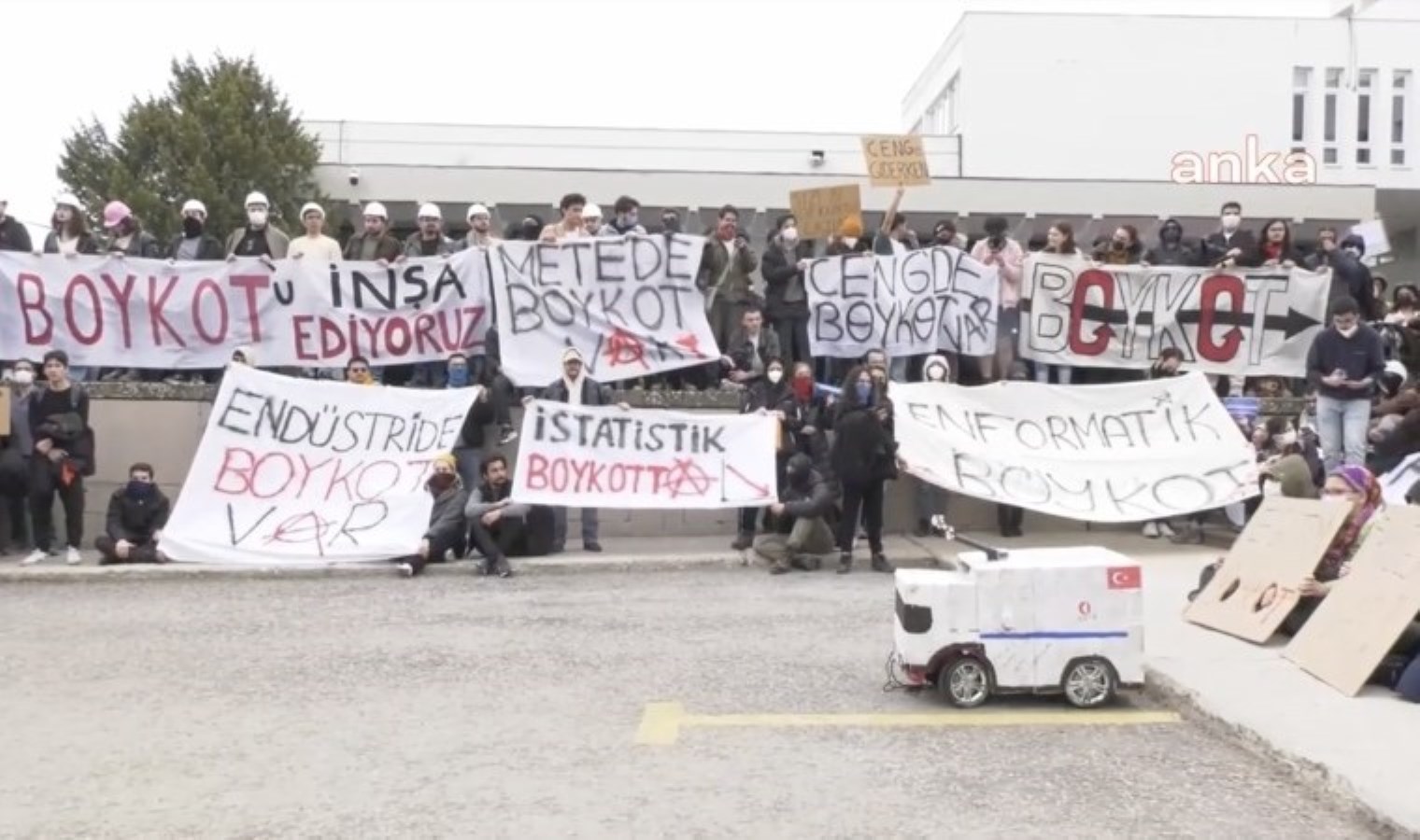 ODTÜ’lü öğrenciler rektörlük önünden seslendi: ‘Ders yok, boykot var!’