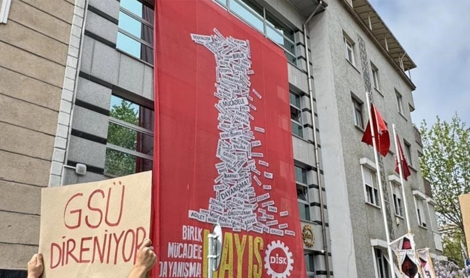 Öğrenciler DİSK’in kapısına dayandı: 1 Mayıs Taksim’dir!
