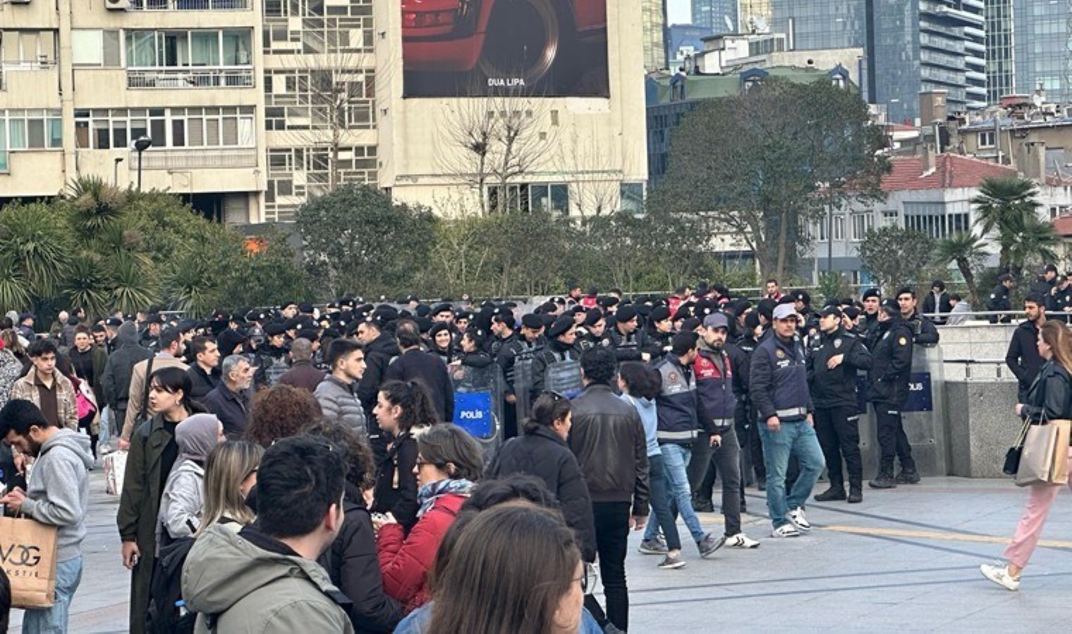 Öğrenciler Şişli’de toplanıyor: Polisten ‘yüzünüzü açın’ anonsu!